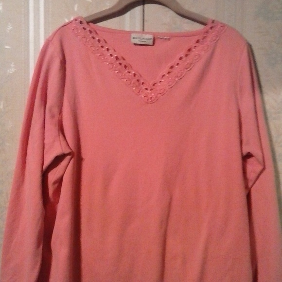 WHITE STAG WOMEN'S PINK SCALLOPED V-NECK TOP - Picture 1 of 5